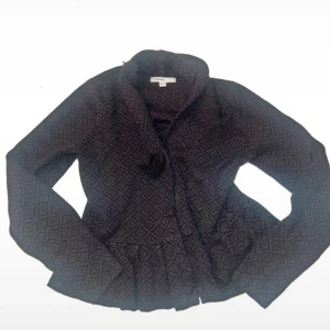 Söt kofta - Svart stickad kofta i fint skick! Lite osäker på storleken men tror det är en barn storlek!💗💗