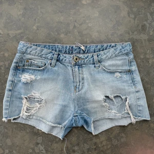 Lågmidjade shorts - Super snygga lågmidjade shorts. Midjemåttet tvärsöver är 41cm och midjehöjden är 21cm 💗Gillar inte hur dom sitter på mig drf säljer jag💕💕Använd gärna köp nu!