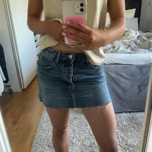 Lågmidjad jeanskjol - Säljer denna nästan helt nya lågmidjade jeanskjolen!