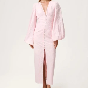 Ljusrosa långklänning med puffärmar och knappar - Säljer denna trendiga Adoore klänning. Super fin nu till sommarens olika festligheter🩷🌷Den är bara provad, så helt ny med prislapp kvar.