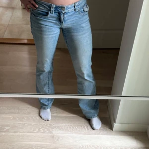 Ljusblå bootcut jeans - Säljer ett par ljusblå jeans med bootcut-modell och låg midja.. Perfekta till vardags för en trendig stil. Säljer då de inte kommer till användning 