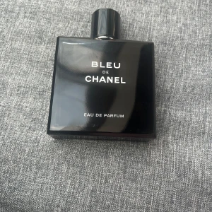 Bleu de Chanel Eau de Parfum - Bleu de Chanel Eau de Parfum för herr, en elegant och modern doft i en stilren, mörkblå fyrkantig flaska med svart lock. Kommer med originalförpackning. Perfekt för dig som gillar exklusiva och fräscha parfymer.