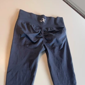 Marinblå scrunch tights från xshapes - Säljer ett par marinblå tights från xshapes med medel midja och med scrunch. Original pris är 549kr💕