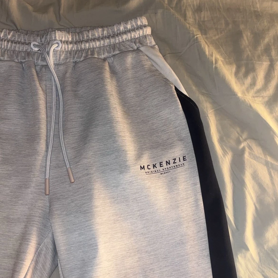 Grå mjukisbyxor från McKenzie med svarta detaljer på sidan  - 2