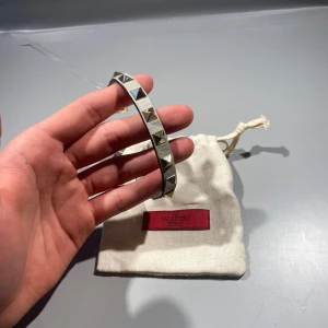 Valentino armband  - Hej! Säljer nu mitt armband från märket Valentino,  bra skick, givetvis äkta. Tveka inte på att höra av dig om du har frågor eller funderingar kring skorna! 