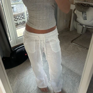 Vita linnebyxor från Chelsea - Säljer ett par superfina linnebyxor från Chelsea som sitter helt perfekt! 😊Linnebyxorna är använda och har därför defekter - ett hål på insidan av ena låret samt en fläck på baksidan av högen ben (går förmodligen bort i tvätten, och hålet går att sy igen) 🩷 nypris är 600. Storleken är S men passar även mig som oftast bär xs. 