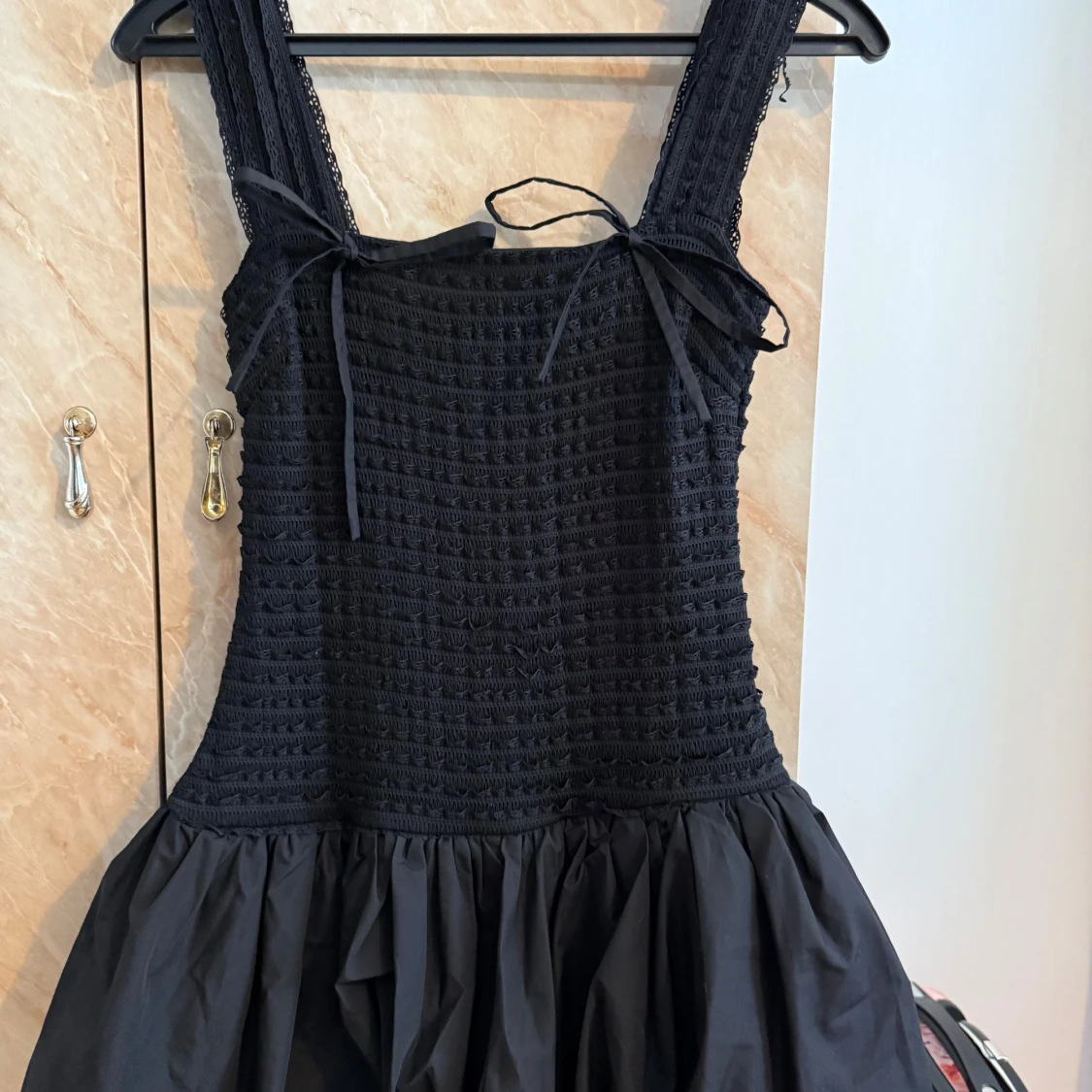 Svart klänning med volangkjol och knytband