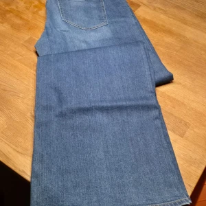 Blå jeansbyxor från s.Oliver - Säljer ett par klassiska blå jeans från s.Oliver med smart wide passform. Byxorna har regular fit, medium rise och breda ben. Perfekta för dig som gillar en avslappnad stil och vill ha gott om rörelseutrymme.