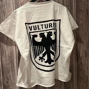 Kanye West Vultures Merch T Shirt - Kanye West T Shirt Vultures Merch Köpt ifrån Yzy, digitalt kvitto finns Size 1 (Small) boxy fit 399kr Köparen står för eventuell frakt /KB