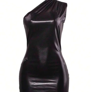 Svart one shoulder klänning  - Säljer en svart, glansig one shoulder klänning i figurnära modell. Klänningen är kort och har en asymmetrisk axel, vilket ger en cool och trendig look. Perfekt för dig som vill sticka ut på festen!