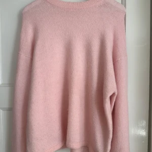 Ljusrosa stickad tröja från Gina Tricot - Stickad tröja från gina i stl S, skulle nog mer säga att den är M eller nästan L. Använd ca 5 gånger men inte sönder någonstans. Skriv om du har fler frågor 💗