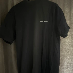 Mörkblå t-shirt från Samsøe Samsøe - Nyskick bara använt ett fåtal gånger ” Zalando.se/samsoee-samsoee-norsbro-t-shirt-bas-sky-captain-sa322o03a-k11.html ” storlek L