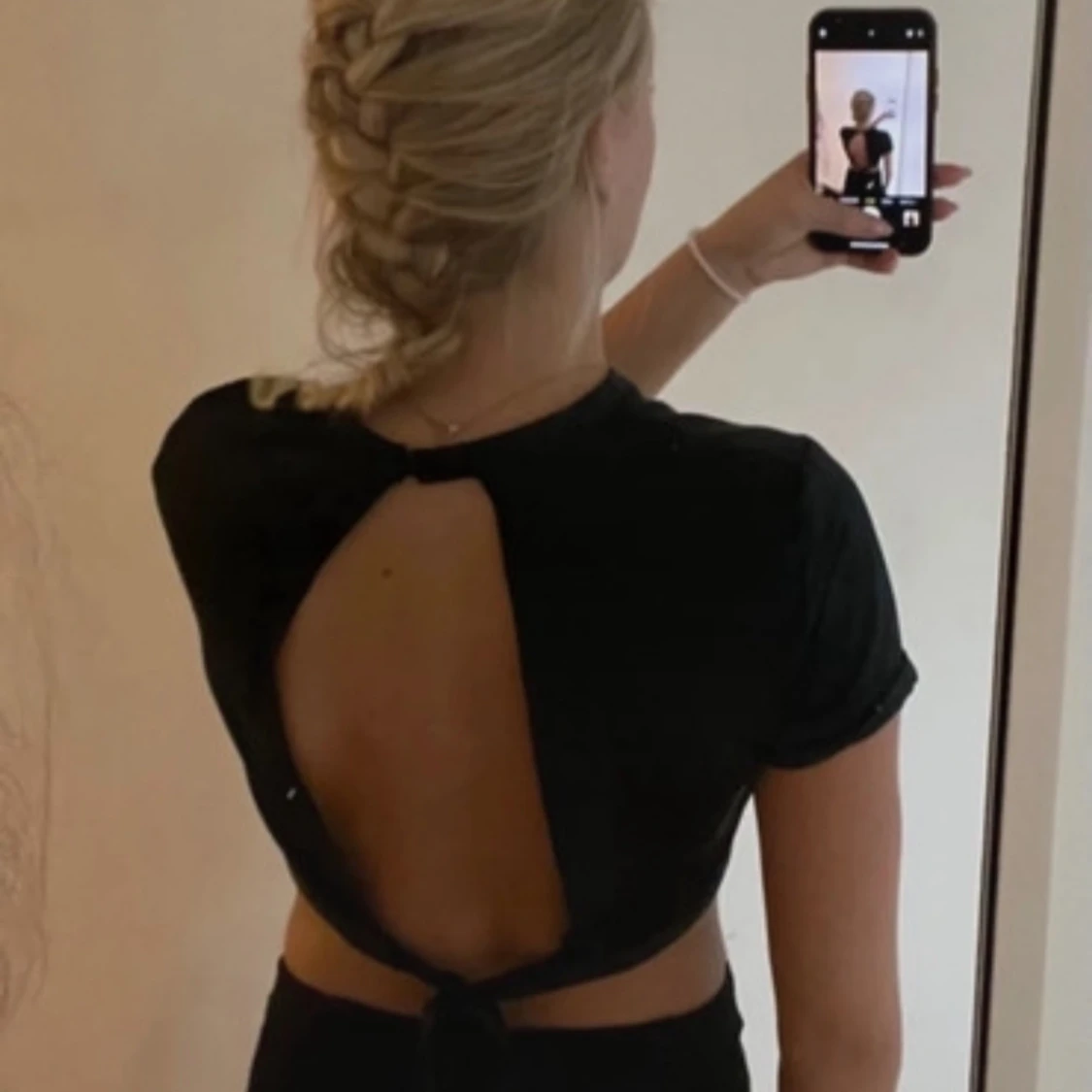 Svart croppad topp med öppen rygg - 1