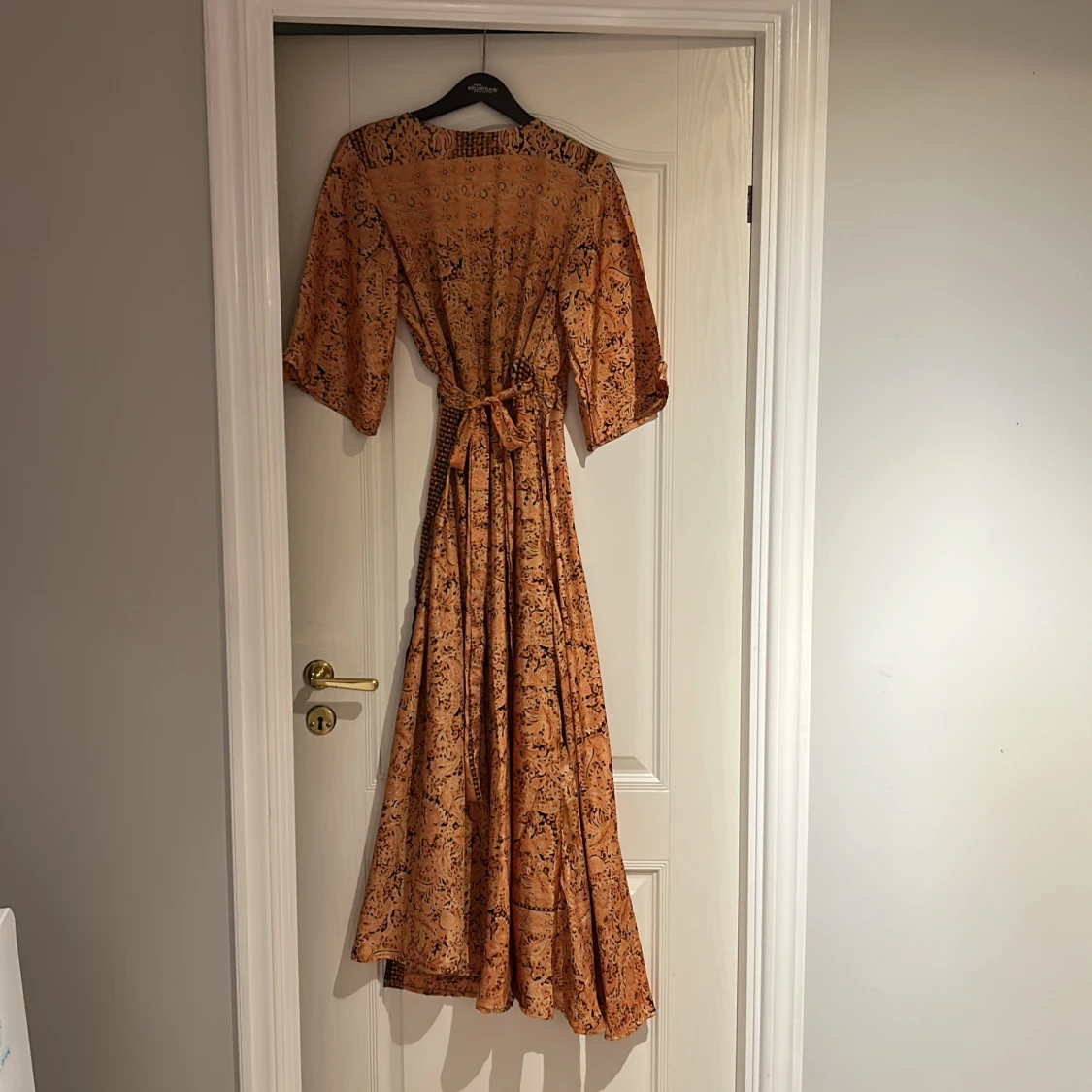 Orange mönstrad klänning från Tiara Visby - 2