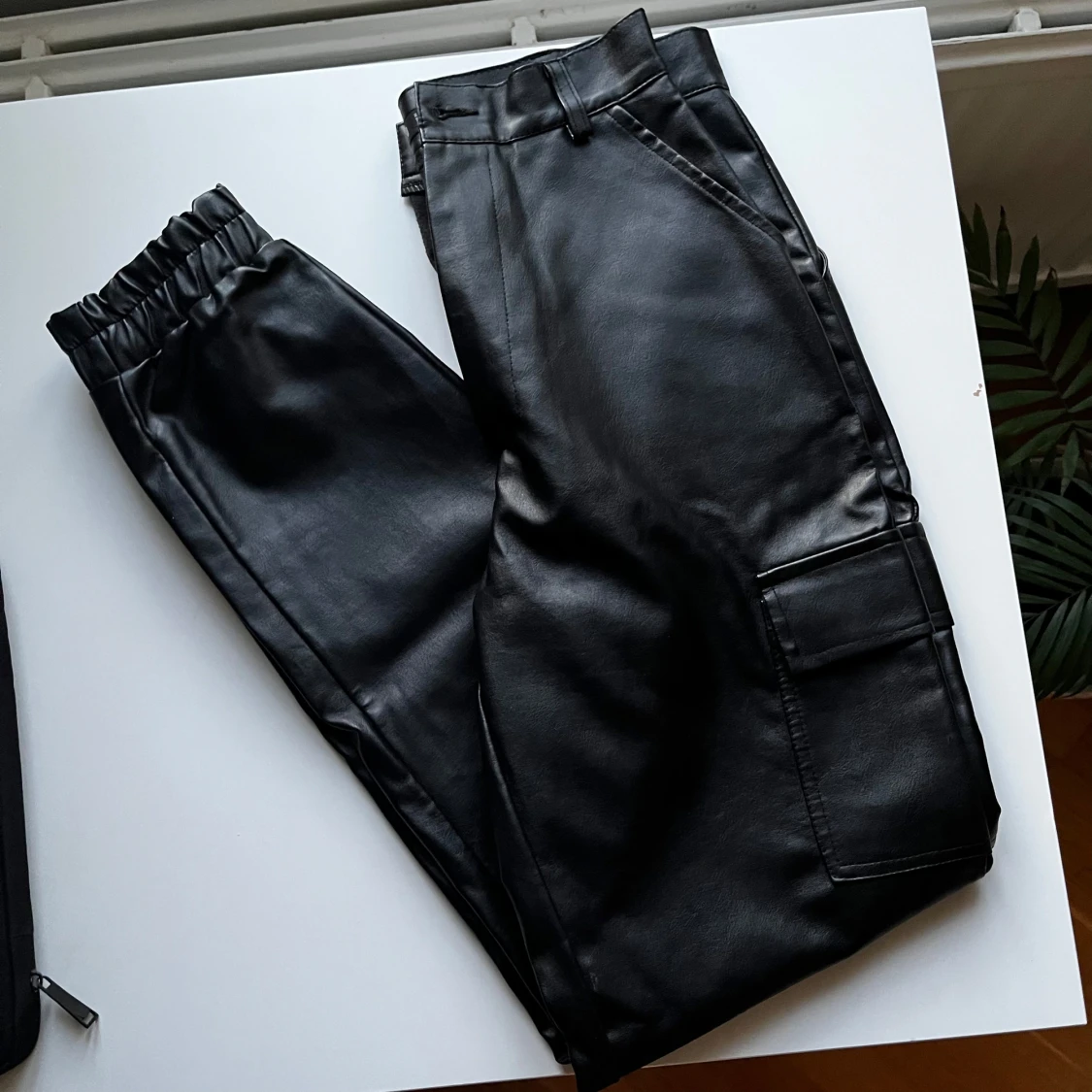 Cargobyxor i fakeskinn - 1