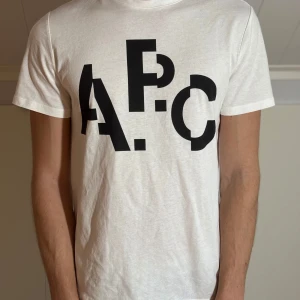 Helt ny A.P.C tröja - Helt ny APC tröja med prislappen kvar. Är aldrig använd. Står XS men passar S