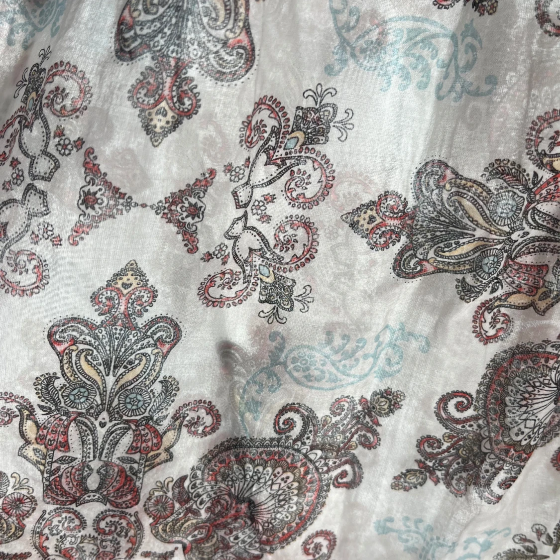 Mönstrad blus med spetsdetalj - 2