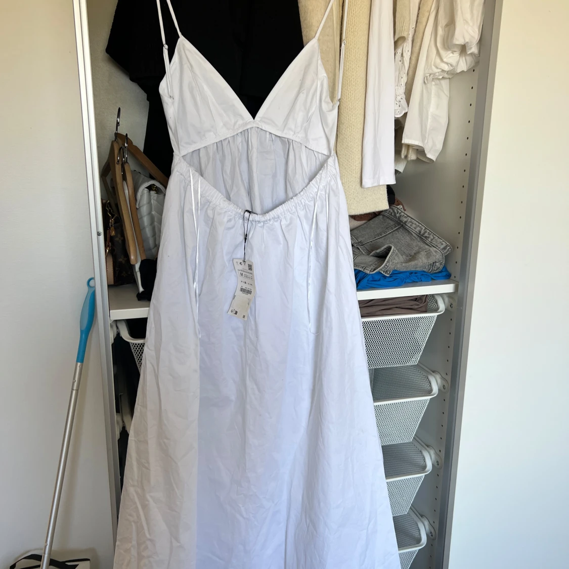 Vit långklänning med smala axelband - 1