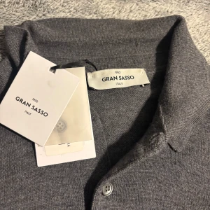 Gran Sasso Pike (Prislapp kvar)grym deal - Grans Sasso Pike helt ny med prisslap{ storlek 52 passar M men möjligtvis S{ vid osäkerhet fråga om mått så löser vi det👍Nypriss på 1900kr mitt pris  600kr