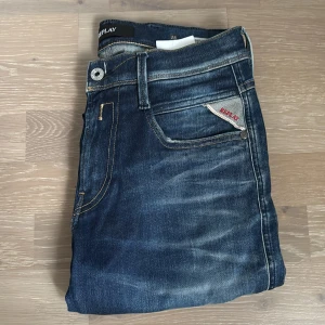 Replay anbass - Tjena, säljer ett par fräscha Replay anbass hyperflex jeans i mörkblå färg me snygg tvätt. Använda ett fåtal gånger bara. Anbass=slim model. De är i strl 28/32. Hör av er vid minsta fråga🙌 (nypris ligger på ca 1800kr)