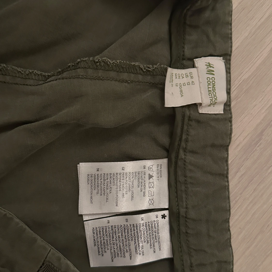 Olivgröna shorts med dekorativa stenar - 4