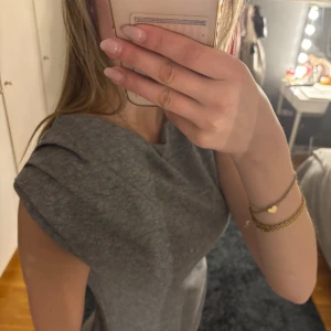 Grå ribbad långklänning NY! - Grå ribbad klänning med korta ärmar. Helt ny med lappen kvar. Fina detaljer på axel och höft.🌸