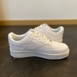 Nike Air Force  - Säljer nu mina mina skor för att jag har ett annan par som jag tar på mig mer och de ligger bara där så säljer de nu helt ny hör av er via intresse/frågor 