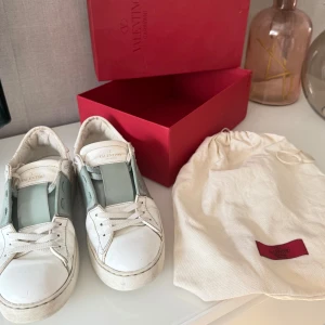 Valentino Garavani Open Leather trainers  - Snygga Valentino sneakers som tyvärr inte är till användning längre. De har har uppvisat viss slitage som man kan se på bild 4 och 5. Trotts detta är de fortfarande otroligt fina och har vart mina favoriter i två år❣️