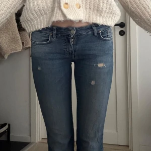 Blå jeans med slitningar från ONLY - Säljer nu mina absolut favvo jeans med slitningar. De är sönder i rumpan men går att sy💓💓💓🥰