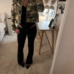 Grön militär jacka❤️ - Säljer en cool camouflage jacka med knappar framtill. ❤️