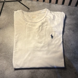 Polo Ralph Lauren T-shirt  - En riktigt clean T-shirt nu till sommaren den är nästan helt ny och säljer då ja inte får så mycket användning av den. Säljer den ändast för 299kr🤩🤩