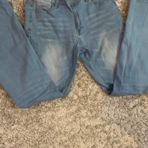 Ljusblå jeansbyxor - Snygga ljusblå jeansbyxor med en klassisk design. Byxorna har en bootcut-stil och är perfekta för en avslappnad look. De har en normal passform och är tillverkade i jeansmaterial.