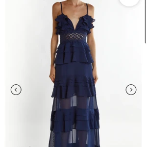Marinblå långklänning med volanger - SÖKER denna klänning i storlek xs / s hör jätte gärna av er om ni säljer!!❤️