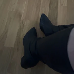 Svarta boots med spetsig tå - Boots storlek 38