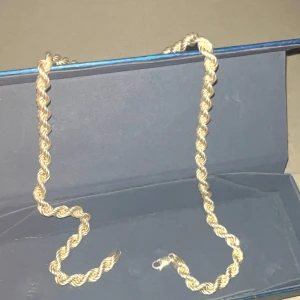 Cordell kedja 925 silver - En väldigt fin Cordell kedja äkta silver helt ny 925 längd 55 cm o tjock leken är 6mm pris kan diskuteras lite ba varför lite? De för kedjan e ny och dyr ni kan även kolla upp helt nya svårt att hitta billigare