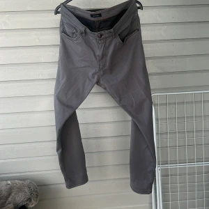 Grå byxor från Matinique - Snygga grå byxor från Matinique med en klassisk design. Byxorna har en normal passform och är tillverkade i ett bekvämt material som är otroligt stretchigt. Perfekta för en stilren look.