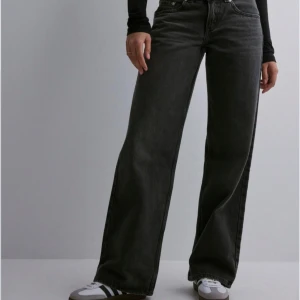 Svarta jeansbyxor - Snygga svarta jeansbyxor med låg midja och lös passform. De har riktiga fickor och dubbla knappar i midjan. Älskar denna modell men hann knappt använda dem innan jag växte ur dem..💪🏽 Längd 34, waist 25