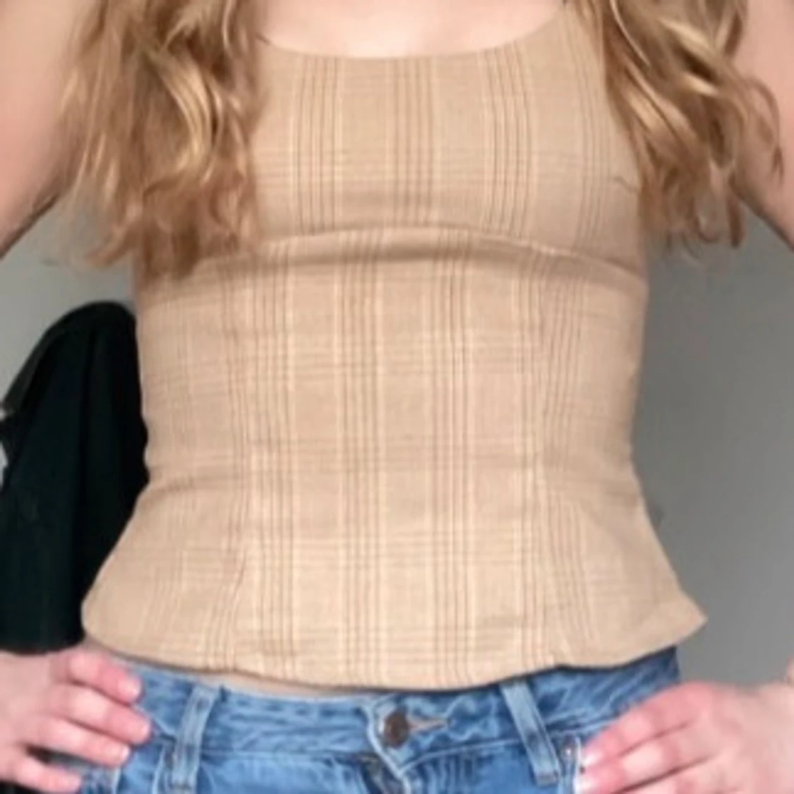 Beige ribbad linnetopp