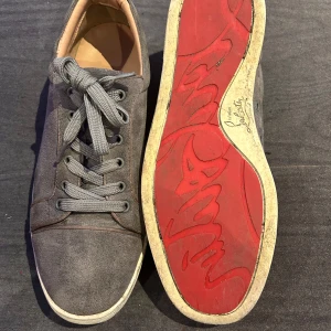 Gråa Loubitins - Snygga gråa Loubitins behöver bara en liten tvätt! Inga repor, märken eller fasta fläckar. Använda i ungefär 1 år.