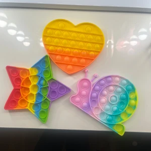 Fidgettoys  - Fyra pop it’s. Hjärta, stjärna å snigel.  Tror dom är köpta på Lekia