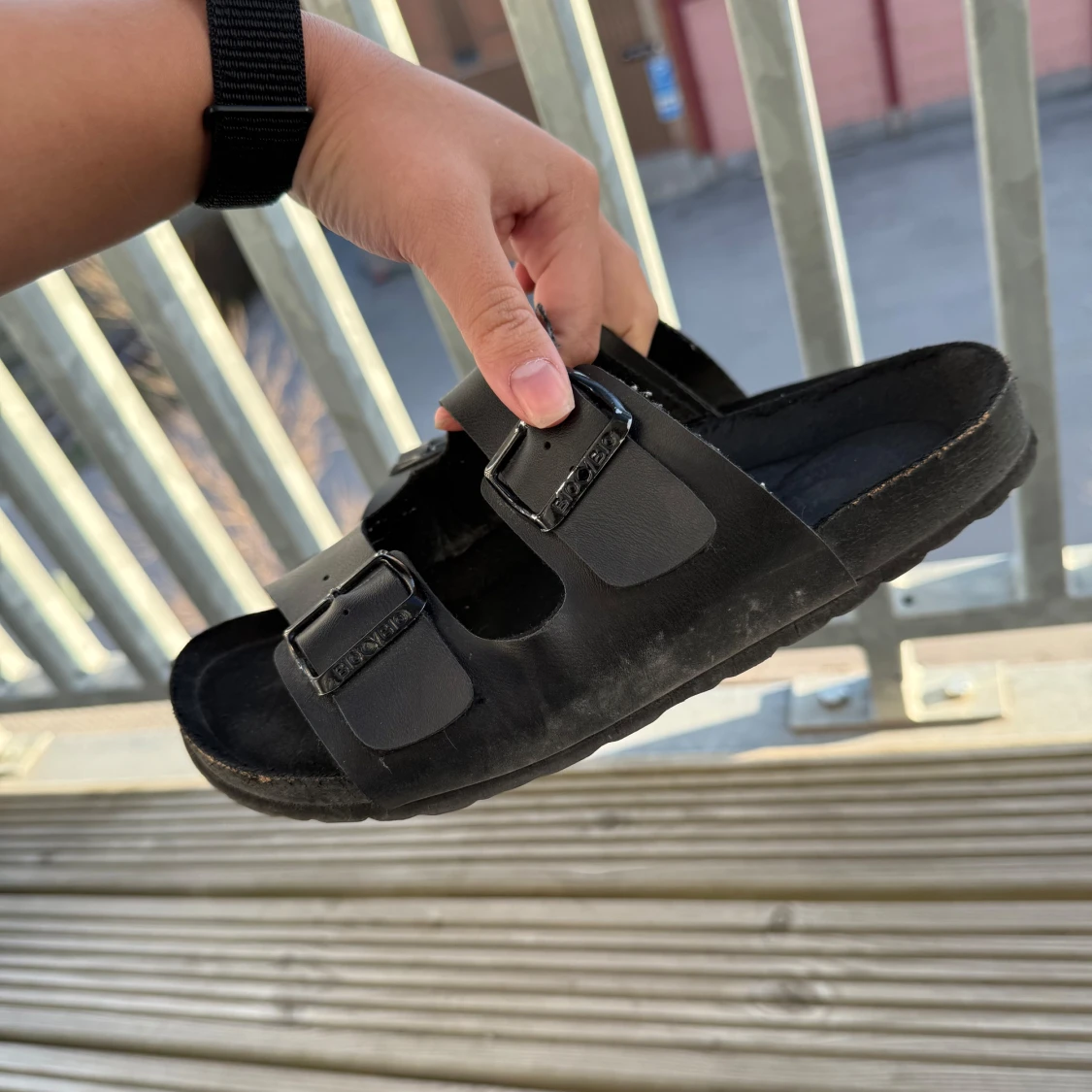 Svarta sandaler med spännen - 3