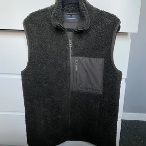Fleece väst - Det är en mörkgrön fleece väst från peak performance. Väldigt bra skick, inga defekter eller liknande. Storlek M men passar även S. Hör av er vid frågor 😁