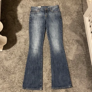 Lågmidjade jeans - Skitsnygga lågmidjade bootcut jeans, mörkblå. Lite slitningar längst ner där bak vid benen, men inget man tänker på med jeansen på (sista bilden)