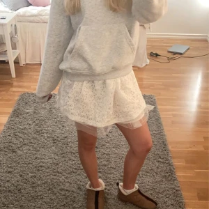 Vit spets kjol - En kort spets kjol som är perfekt till sommaren. Kan användas både till fest och till vardags! Aldrig använd, prislapp finns kvar!