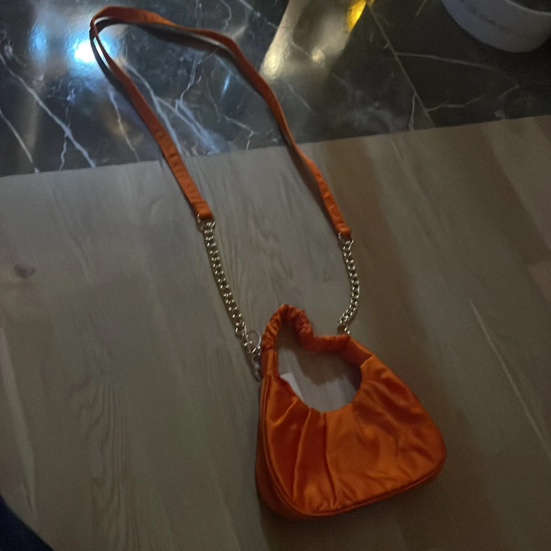 Orange axelväska från Primark
