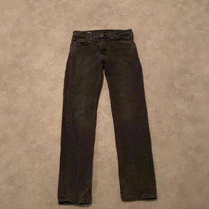 Svarta Levis 502 jeans - Säljer ett par svarta Levis 502 jeans. Använda i cirka 1 år men är endast slitna vid fickorna som ni ser på bilderna. Perfekta för en stilren look. W29 L32