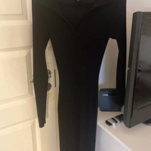Svart långklänning från Amisu - Elegant svart långklänning från Amisu med långärmad design. Klänningen har en ribbad struktur. Strl S men passar folk med Xs-M också. Aldrig använd.