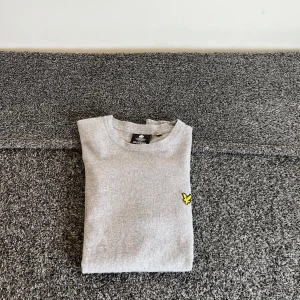 Grå tröja från Lyle & Scott - Säljer en grå tröja från Lyle & Scott, är i mycket bra skick och endast använd några gånger.