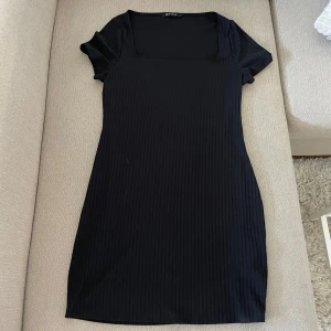 Klänning - Tight klänning från NELLY. Väldigt strechig så anpassar sig efter kroppsform och är knälång. Nypris 399kr. Köparen står för frakten. Pris kan diskuteras vid snabb affär!