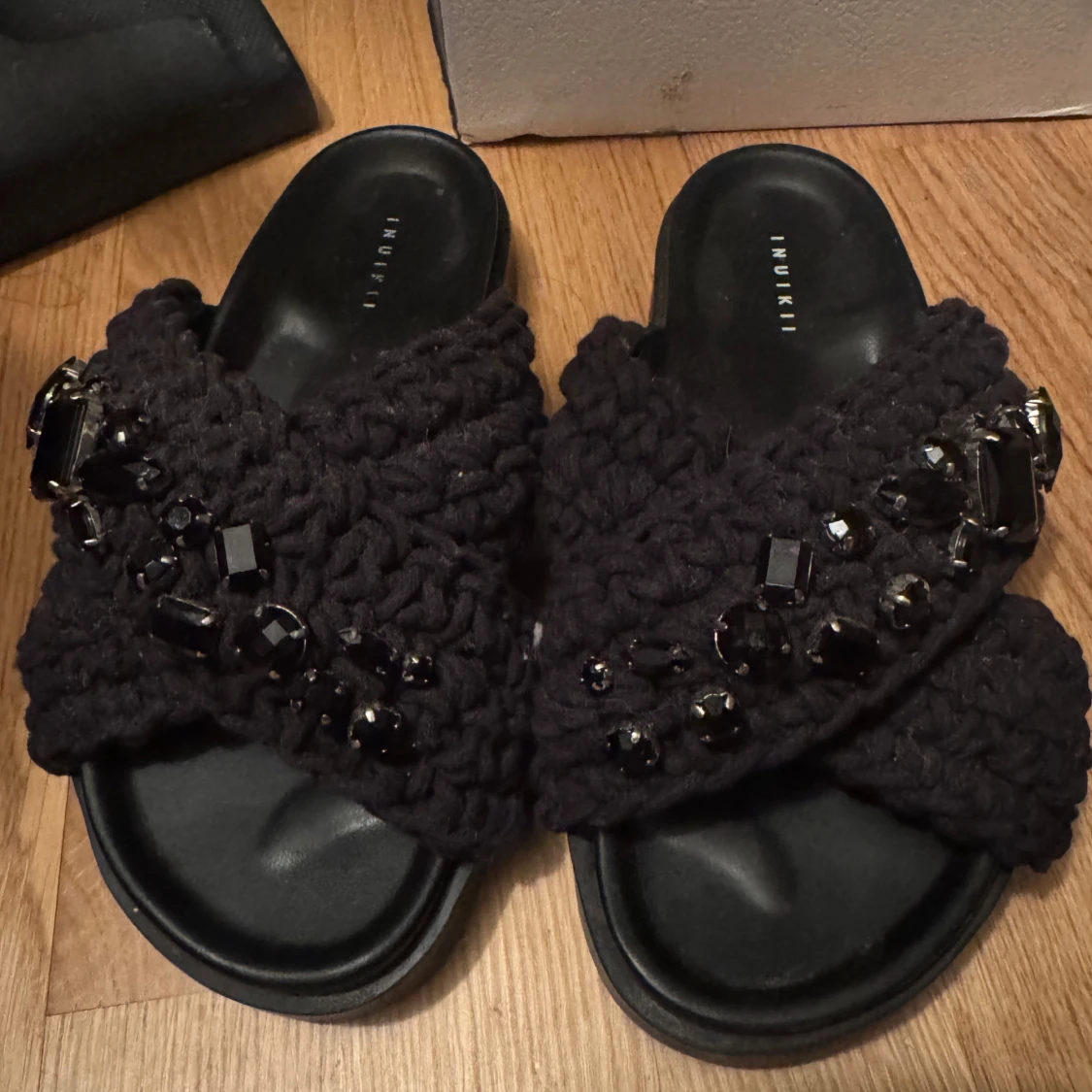 Svarta sandaler med pärlor från Inuikii